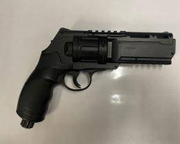 Agresivní muž střílel na svého soka plynovou pistolí. Policistům tvrdil, že střílel do vzduchu