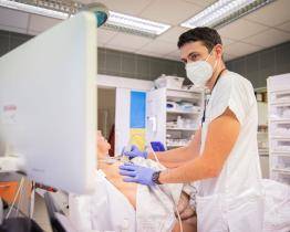 Pacientů s respiračními onemocněními v KNTB neubývá. Na interně už museli přidat i přistýlky