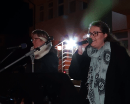 Zpívání na schodech před slavičínskou radnicí