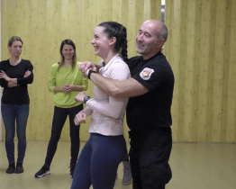 Ženy a dívky se učily sebeobranu