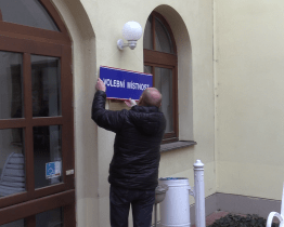 Na zajištění přípravy a průběhu voleb se podílejí desítky lidí