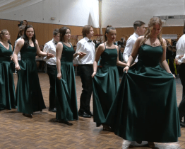 Reprezentační ples zahájilo předtančení deváťáků