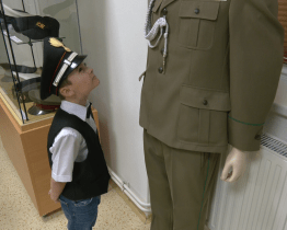 V Bojkovicích vystavují například 62 policejních čepic z celé Evropy