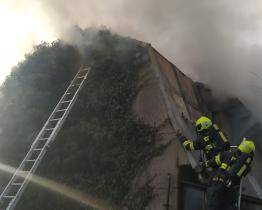 V Holešově hoří dům využívaný bezdomovci. Pro jednoho muže musela přijet záchranka