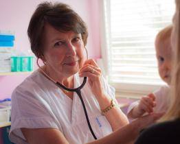 "Matka zakladatelka" dětské gastroenterologie na Zlínsku Lenka Ťoukálková slaví 70. narozeniny