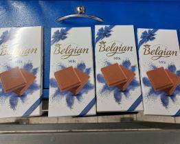 Mladému zloději se zachtělo mléčných čokolád. Kradl je přímo před zraky strážníků