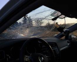 Z vozidel odlétaly neodstraněné kusy ledu. Jednoho řidiče zranily v obličeji