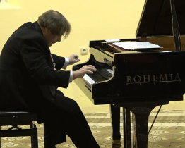 V Napajedlích se představil v klavírních improvizacích Jiří Pazour