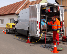Roboti bezvýkopově opravují potrubí pod povrchem ulic v Ostrožské Nové Vsi
