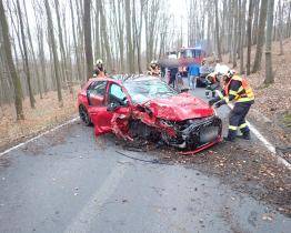 Nedělní nehody ve Zlínském kraji: střet osobáku s motorkou a náraz auta do stromu