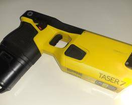 Rožnovští strážníci museli proti agresivnímu pobudovi použít služební taser