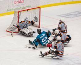 Stříbro s křivdou. Sledge hokejisty Zlína ve finále hrubě poškodil rozhodčí Suchý