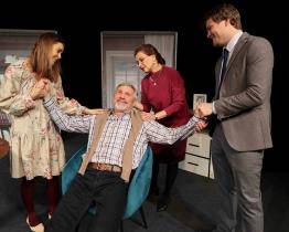 Filmový festival uvede komedii Mlčeti zlato. V hlavních rolích se představí moderátorská dvojice Jan Čenský a Dana Morávková