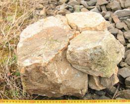 Osobní vlak narazil do třicetikilového kamene, který někdo položil na koleje 