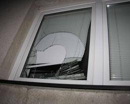 Mladík se chtěl ve Hvozdné vloupat do tří rodinných domů. Policisté ho našli zakrváceného v kůlně