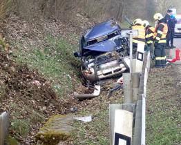U Zádveřic na Zlínsku havaroval osobní automobil. Řidičku museli z vozidla vyprostit