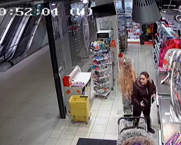 Neznámá žena vzala u pokladny cizí peněženku. Teď ji hledá policie