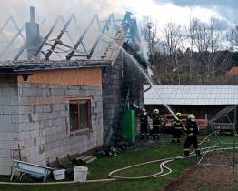 Požár v Huslenkách: když přijeli hasiči, truhlářská dílna byla už celá v plamenech