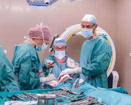 Stomatologové z KNTB operovali mladíka po vážném pádu. Jako první v ČR použili mobilní CT přímo na sále