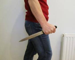 Opilá žena pobodala svého přítele kuchyňským nožem. Ten bojuje v nemocnici o život