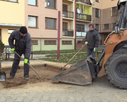 Pracovníci technických služeb vyměnili písek v pískovištích