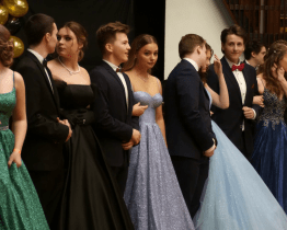 Gymnazisty z Uherského Brodu šerpovali na maturanty