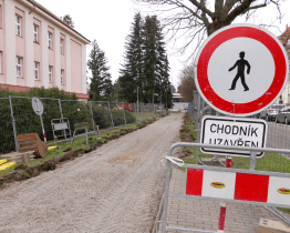 Opravy chodníků na ulici Šafaříkova a Štefánikova jsou v plném proudu