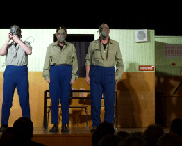 Ve dvojce Normálního debila úspěšně zaskakoval i samotný režisér a autor hry Robert Bellan  