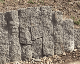 Vandal poškodil palisády na cyklostezce 