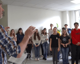 Učitelé ze Základní školy Vančurova dostali ke svému svátku výlet kolem světa