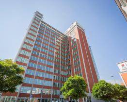 Z Baťova mrakodrapu skočil muž. Tragické úmrtí vyšetřuje policie