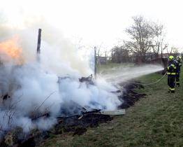 V Havřicích hořela včera odpoledne chatka. Dva zranění skončili v péči záchranářů