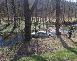 Řidič skončil s vozidlem v potoce. Hrozivě vypadající nehoda se obešla bez zranění