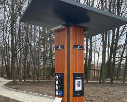 Energosloupek v hulínském parku umí dobít mobil i nafouknout míč