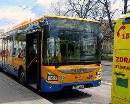 Nebezpečný manévr řidiče náklaďáku mohl za pád cestujících v autobusu