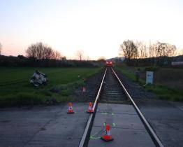 V Dobroticích se srazil automobil s projíždějícím vlakem. Mladý řidič mu nedal přednost