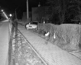 Mladý řidič dostal smyk a srazil ženu na chodníku. Ta utrpěla těžké zranění