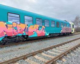 Neznámý vandal posprejoval ve Starém Městě vlakovou soupravu