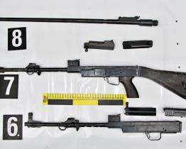 Muž ze Zlínska nelegálně skladoval zbraně a výbušniny. Prozradil ho výbuch v pálenici