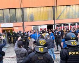 Dohra hokejového derby: devět zajištěných fanoušků, rozbité okno autobusu a vyhrožování brankáři