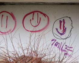 Na 25 objektů ve Zlíně nasprejoval smajlíky. Teď mladého „umělce“ chytil policista v civilu 