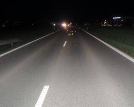 Tragická nehoda u Uherského Brodu: auto přejelo muže, který ležel na silnici