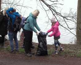 Několik desítek lidí se v Otrokovicích vydalo na velký jarní úklid