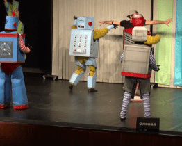 Vojenský umělecký soubor Ondráš přivezl dětem Svět hraček 