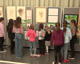 Letošní absolventi výtvarného oboru hledají na výstavě v ZUŠ Skrytá zákoutí