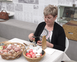 Na předvelikonočních dílnách v muzeu malovali vejce i roboti