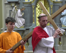 V Dolním Němčí se na Velký pátek konala křížová cesta s živými obrazy