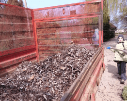 Místo počítače motyky. Zaměstnanci krajského úřadu uklízeli zlínskou zoo