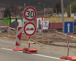 V Březnické ulici se staví nové dopravní napojení ve směru na Uherské Hradiště