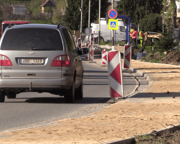 Stavba chodníků ve směru na Kostelec rychle pokračuje
